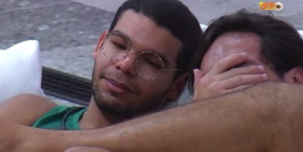 Apesar do grude, Eliezer se solidariza com Vyni e chora com medo de eliminação no BBB22: "Não pode ir"