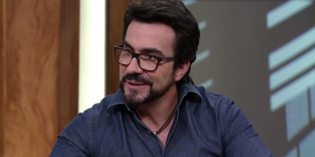 Padre Fábio de Melo surgiu com a aparência deformada