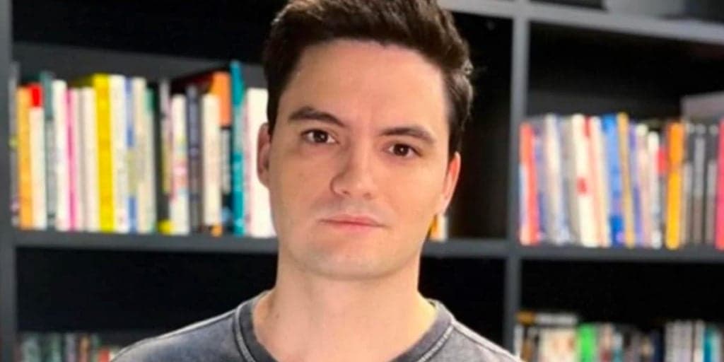 Felipe Neto, após separação, é visto com cantora e famosa expõe relação: "Um hotel"