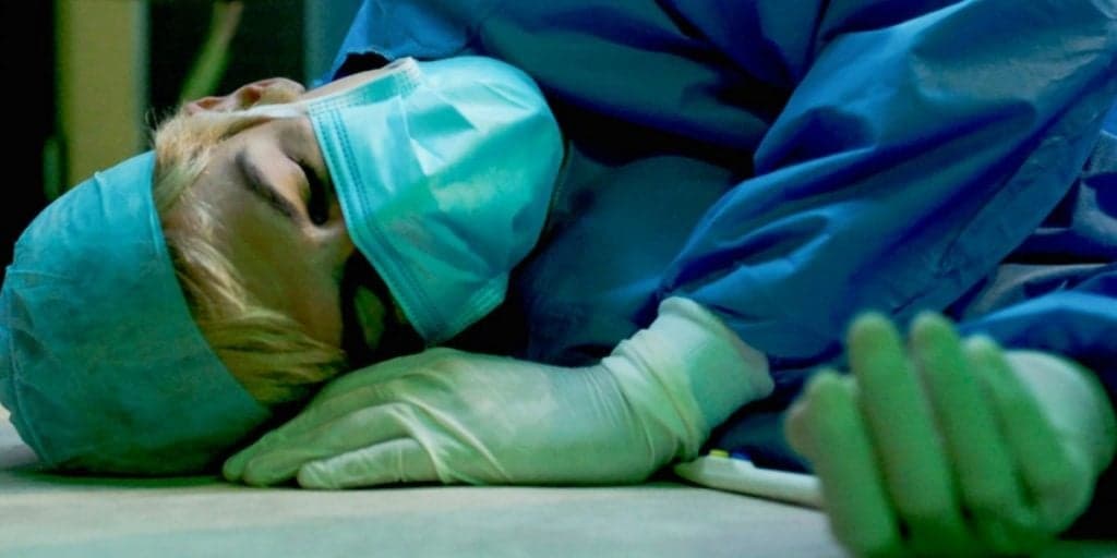 Quanto Mais Vida Melhor: Paciente fica a beira da morte, Flávia é jogada em sala de cirurgia e desmaia