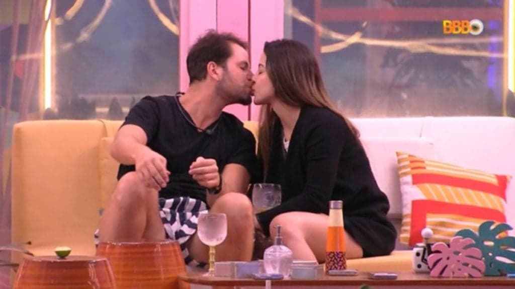 BBB22: Após a eliminação de Laís, Gustavo fica carente e apronta embaixo do edredom: "Enfiei um monte"