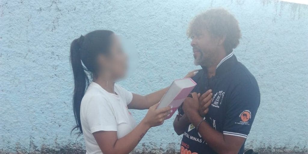 Mulher fica grávida e anuncia que está noiva de morador de rua: “Sem conseguir parar de pensar nele”