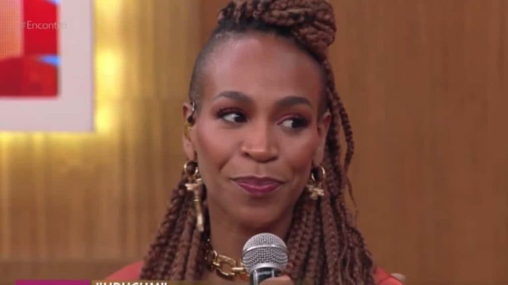 Karol Conká expõe sex* a três com outra mulher na cama e revela detalhes: "Fiquei chocada que deu conta"