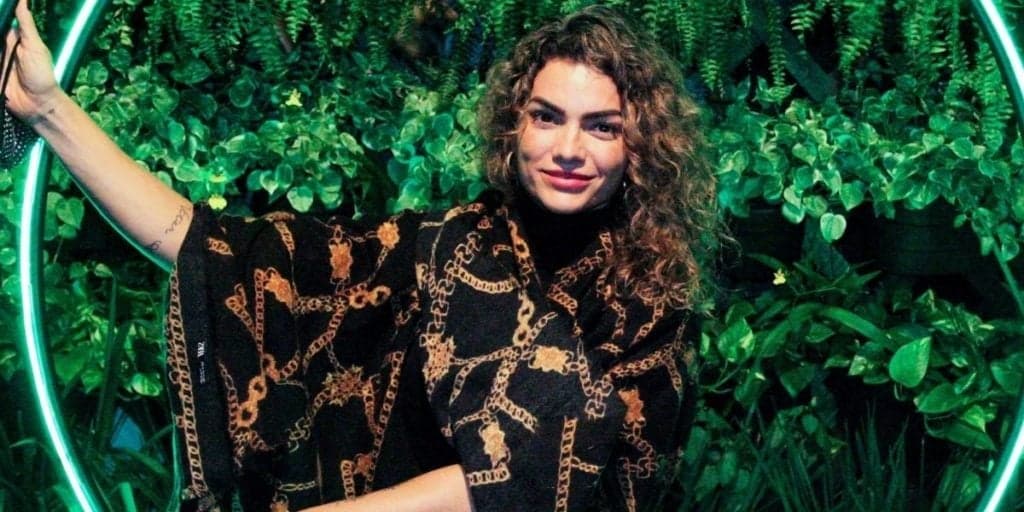 Kelly Key exibe parte sexy saradinha ao usar biquíni minúsculo cavado e encanta público