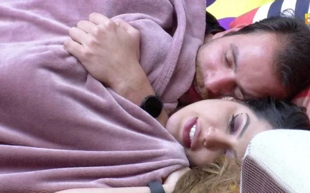 BBB22: Premiados! Laís e Gustavo se irritam com xixi na cama do quarto grunge: "Tudo mijado"