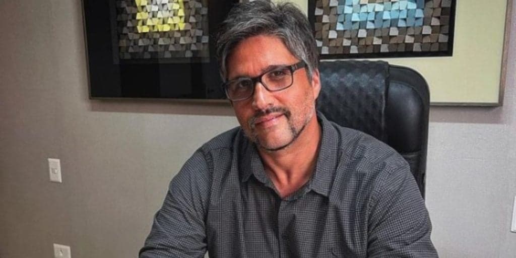 Léo Chaves surge sem roupa na cama e deixa público perplexo com foto íntima: "Que homem"