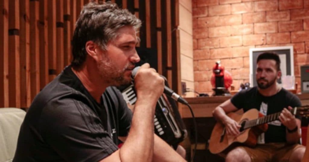 Léo Chaves assume romance e surpreende fãs ao contar com quem se casou: "Nem sei se mereço tanto"