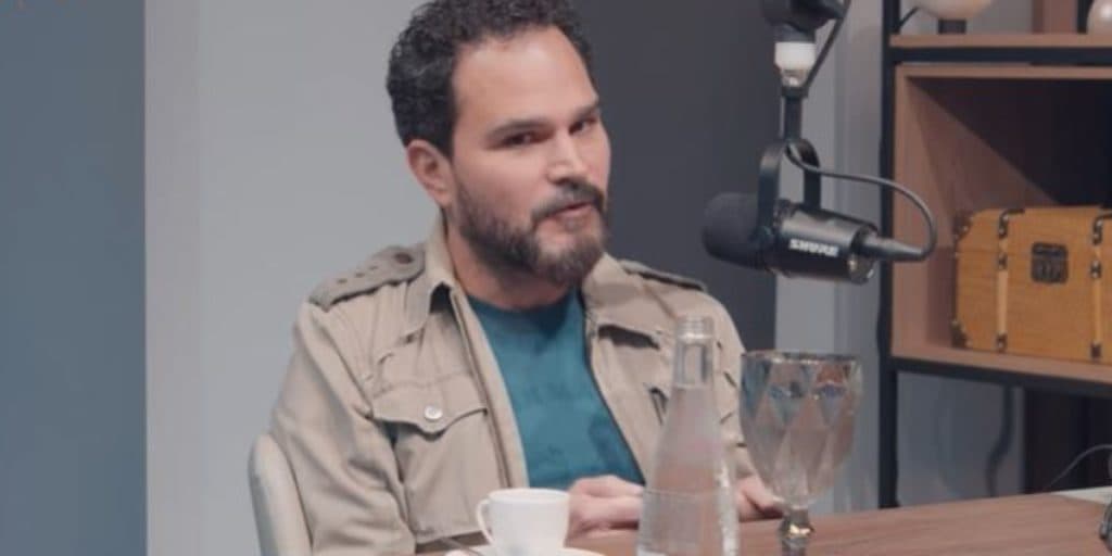 "No começo eu assustei", Luciano Camargo entrega quando decidiu assumir e culpa a mãe: "A gente casou"