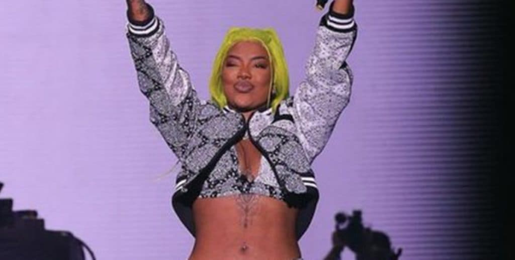 Ludmilla esculacha Bolsonaro no palco do Lollapalooza e escancara torcida por Lula: "Neutro é shampoo"
