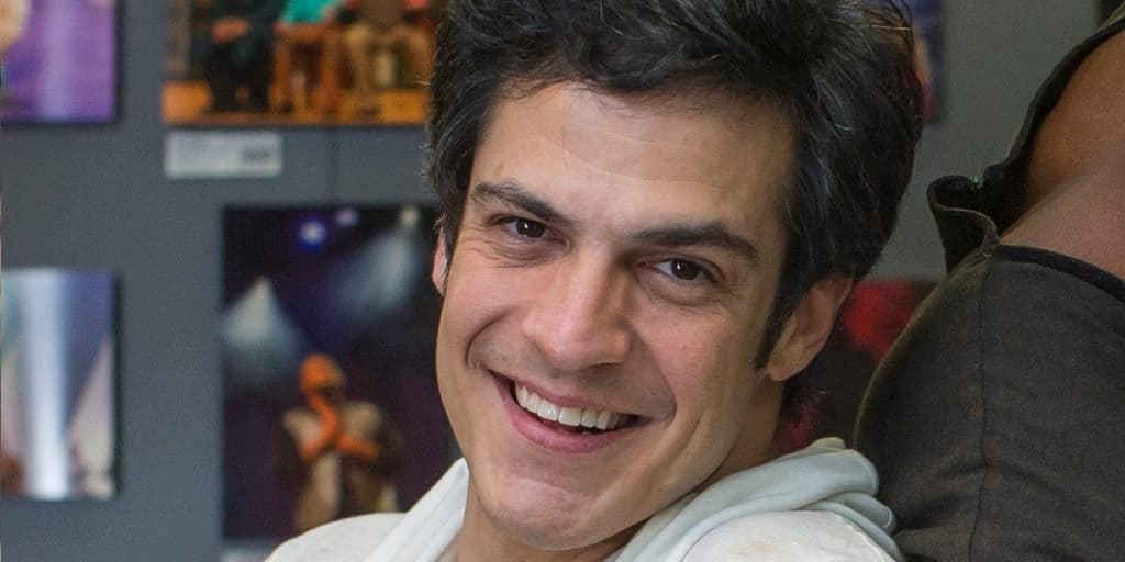 Mateus Solano, após beijo gay, assume com quem é casado e revela proibição da Globo: “Resistiu”