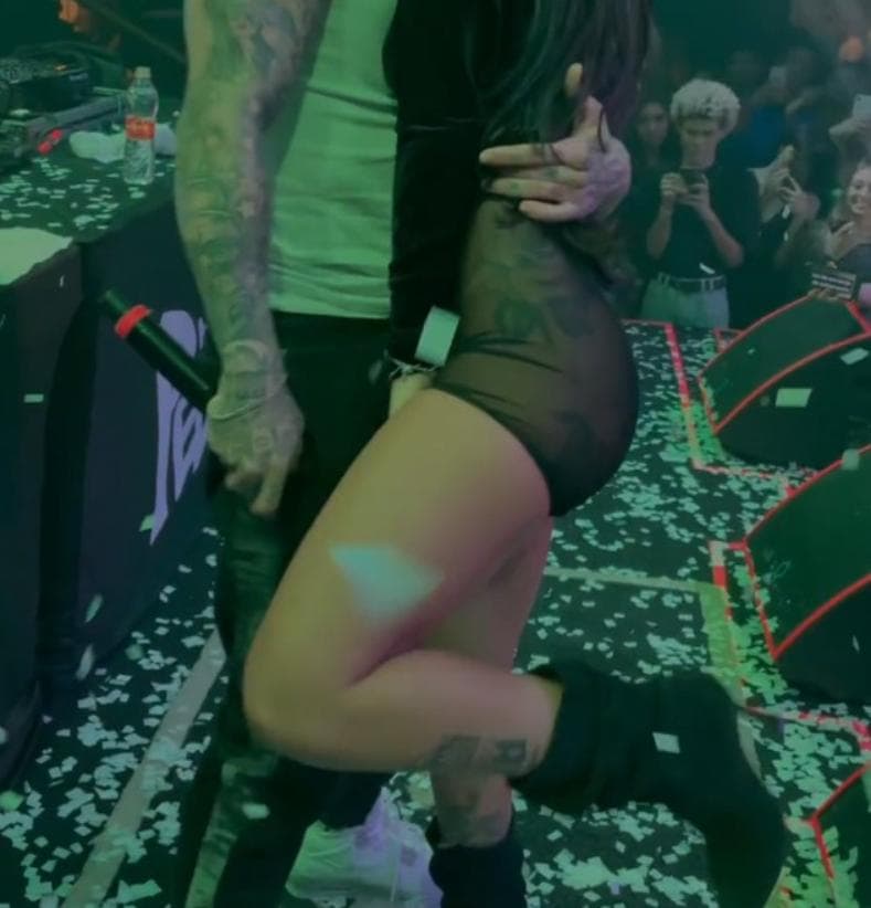 Fãs flagram em vídeo o momento que MC Mirella aparece agarrada em show com MC Pedrinho