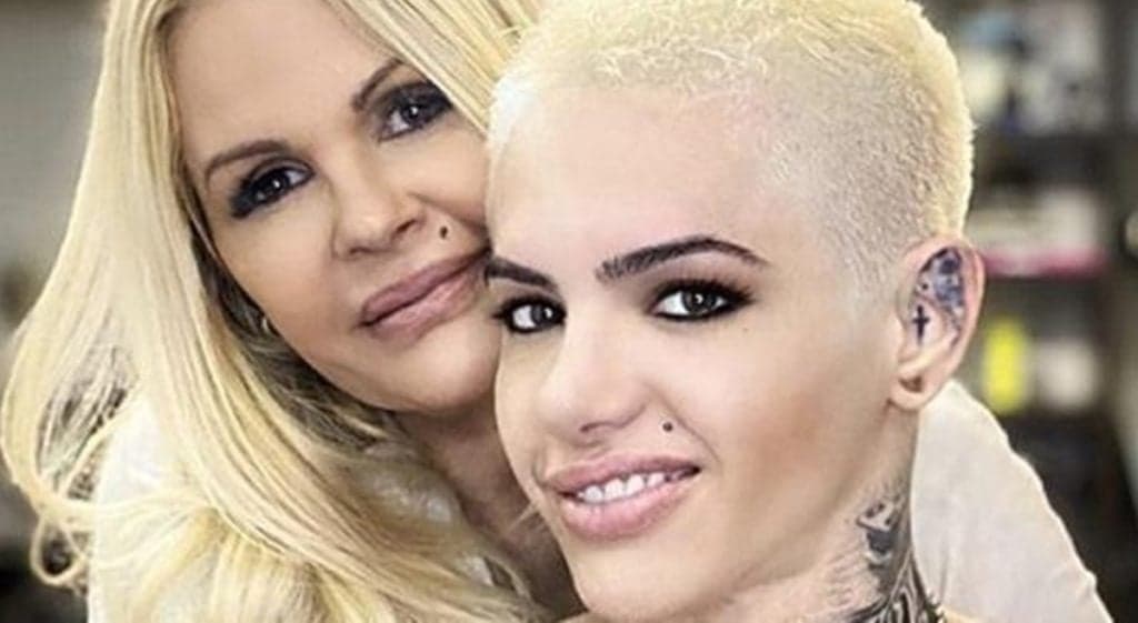 Namorada de Monique Evans é acusada de furto, câmeras flagram ação e a DJ rebate com provas: "Foi pago"