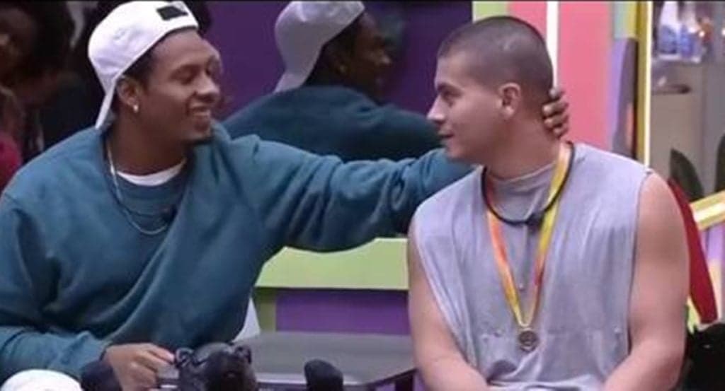 BBB22: Arthur Aguiar e P.A. trocam olhares, se alisam ao vivo em noite de paredão e assumem: "Me beijar"