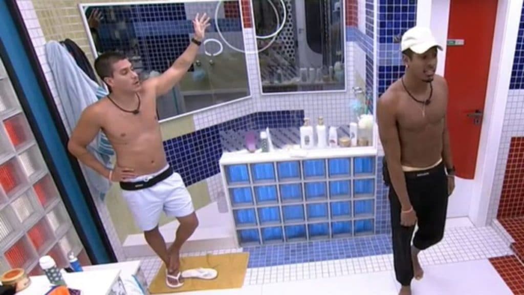 BBB22: Paulo André e Arthur Aguiar trocam farpas e protagonizam barraco: "Dá uma segurada"