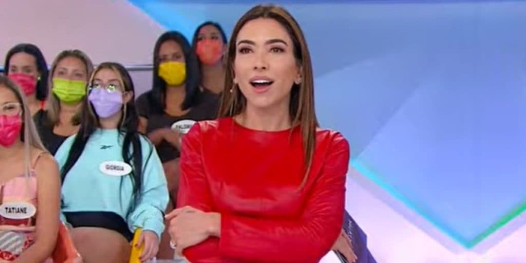 Patrícia Abravanel surge no Programa Silvio Santos com peça de sex shop: "Usou entre quatro paredes?"