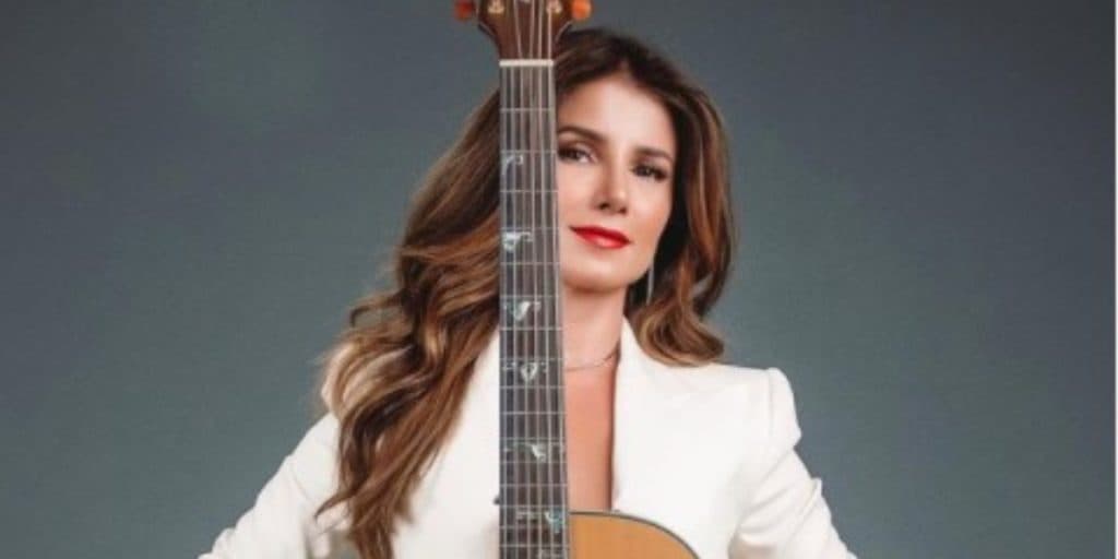 Após confirmar desfecho com namorado, Paula Fernandes assume nova relação com mulher e se explica