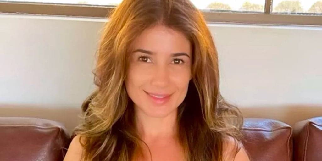 Paula Fernandes, após separação, assume amor por mulher e aparece agarrada: "Te amo