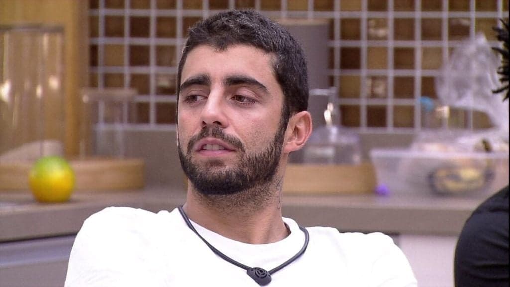 BBB22: Pedro Scooby sai de cima do muro, faz alerta para sister e detona: "Conveniência"