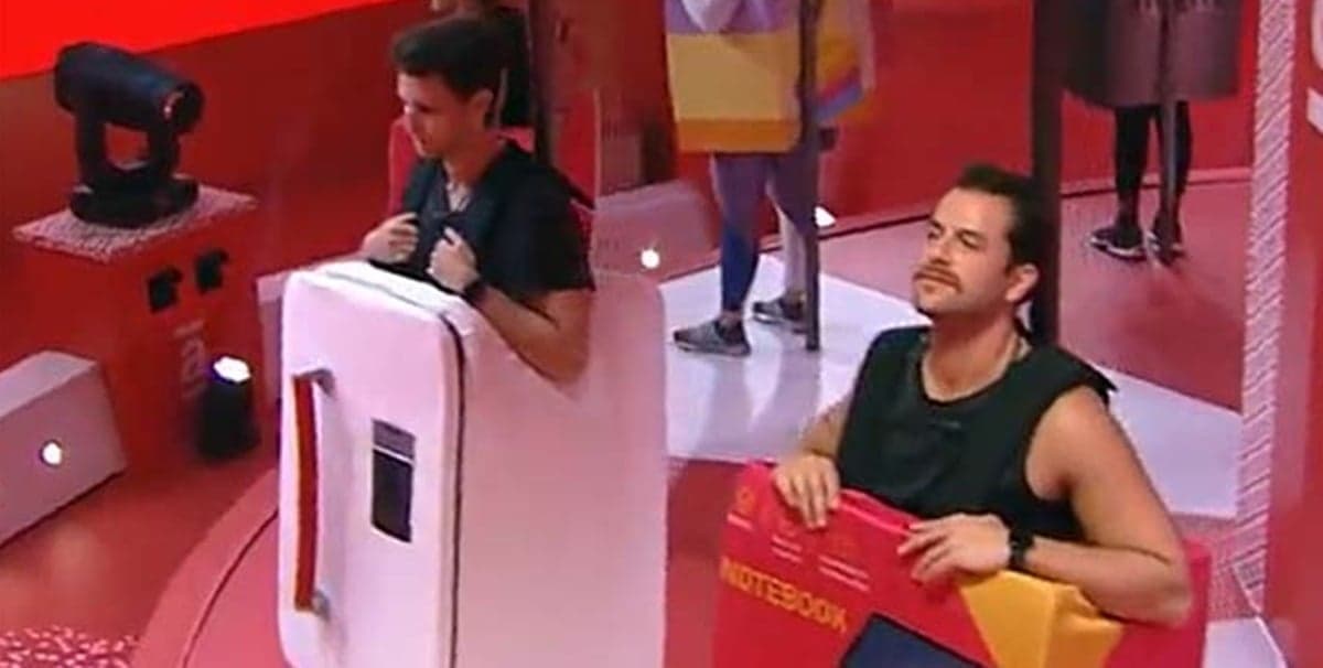 Brothers ficam um pouco aflitos com o carrossel parado para conserto Brothers ficam um pouco aflitos com o carrossel parado para conserto