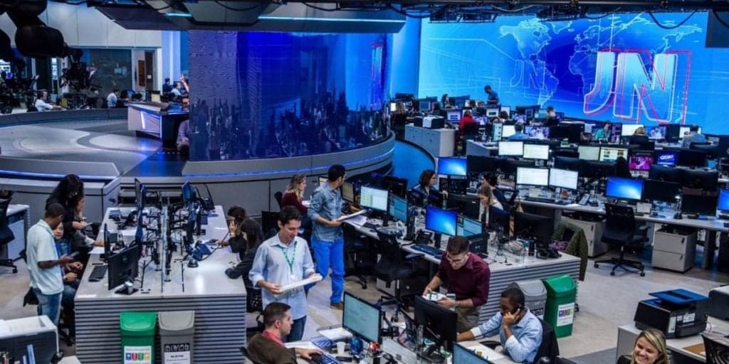 Âncora do Jornal Nacional toma decisão, pede demissão da Globo e parceira chora ao anunciar: "Se despediu"