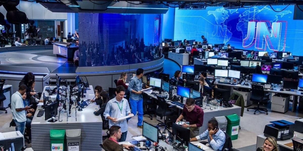 Âncora do Jornal Nacional toma decisão, pede demissão da Globo e parceira chora ao anunciar: "Se despediu"