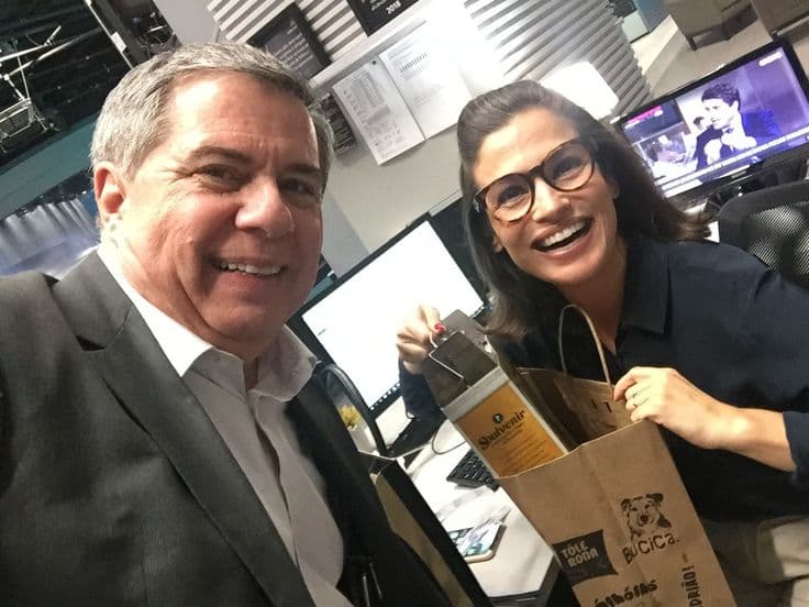 Âncora do Jornal Nacional toma decisão, pede demissão da Globo e parceira chora ao anunciar: "Se despediu"