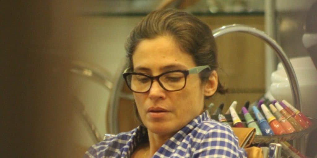 Renata Vasconcellos é flagrada por paparazzo em momento íntimo e fecha os olhos em público: "Exposta"
