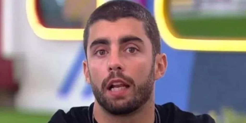 BBB22: Revoltado, Pedro Scooby se esquece das câmeras, rasga o verbo e esculacha Globo: "Passou pano"