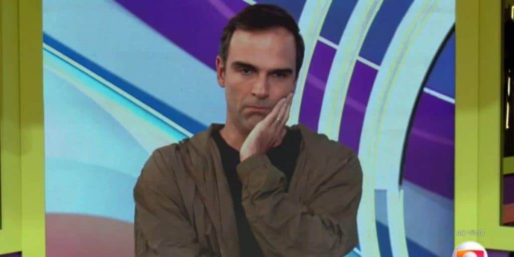 Após jogo da discórdia no BBB22, Tadeu Schmidt é parado em blitz, faz teste do bafômetro e esboça reação