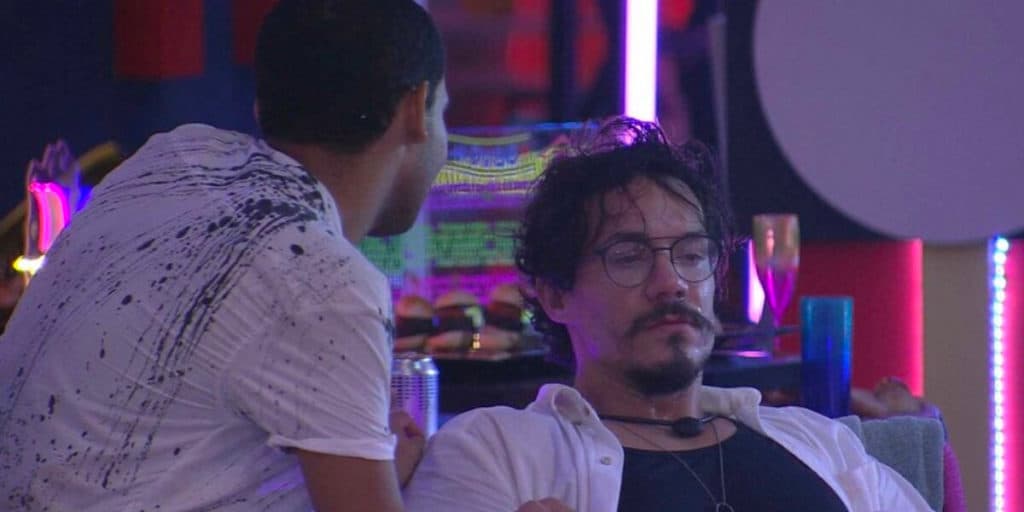 Viny cria coragem, pede beijo na boca a Eliezer e é rejeitado na hora: "Problema"