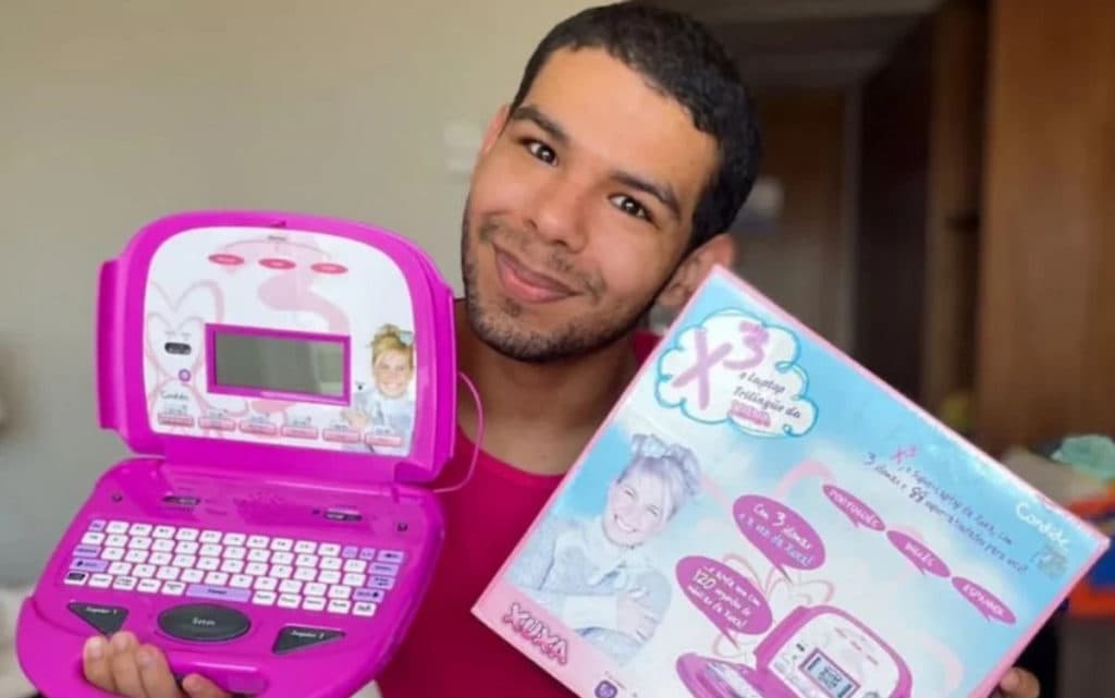 BBB22: Xuxa surpreende e realiza sonho de Vyni com laptop infantil: 'Nunca pude comprar'