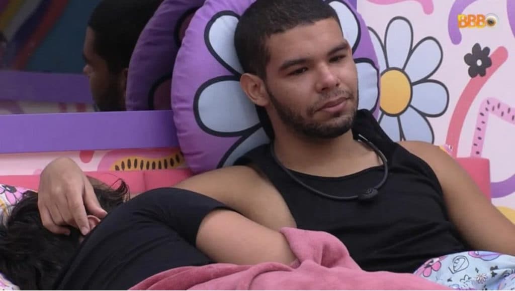 BBB22: Amor platônico de Vyni por Eliezer faz ele sofrer rejeição e ser detonado na web