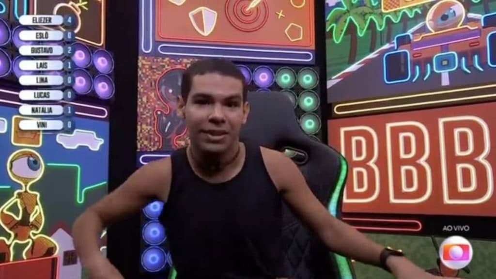 BBB22: Vyni tropeça no confessionário no programa ao vivo e web detona brother: "Forçado"