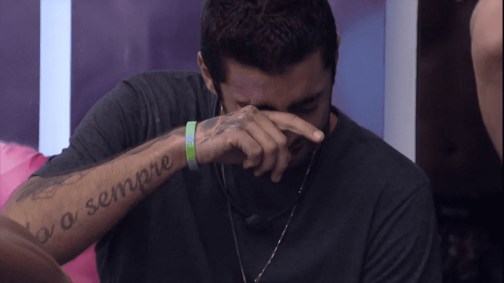 BBB22: Nostálgico, Pedro Scooby lembra momentos com ex-brother e expõe lágrimas: "De soluçar"