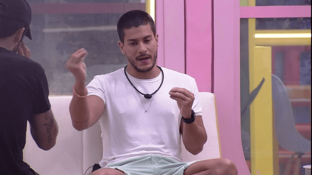 BBB22: Arthur Aguiar fala demais, faz propaganda indevida e toma esporro da produção: "Atenção"