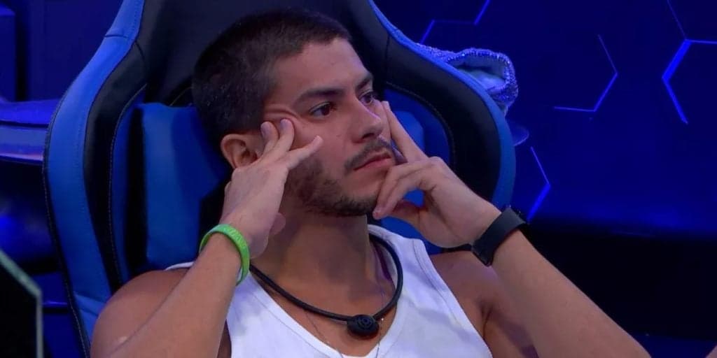 Arthur conversa com público no quarto secreto, promete plano maléfico e diz o que fará na volta dele