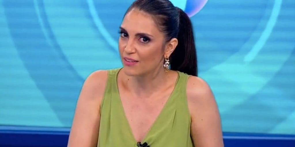 Chris Flores assume nova função no SBT, quebra cenário do Fofocalizando e confirma ao vivo: "Difícil"