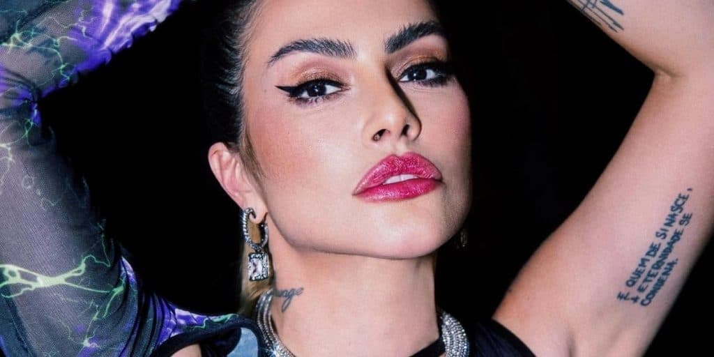 Cleo abre as pernas, coloca mão em parte íntima e explode aos 39 anos: "Minha carne"