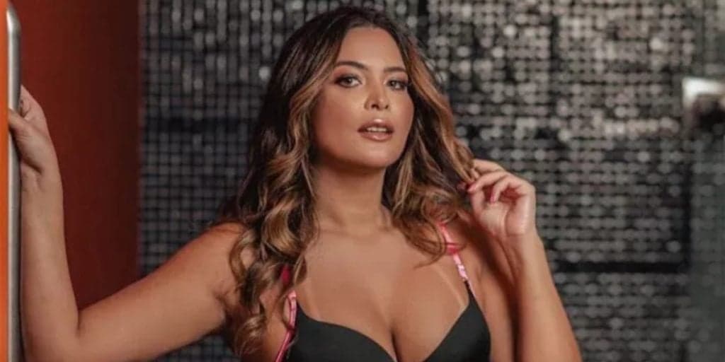 Geisy Arruda provoca com lingerie minúscula e divide parte íntima ao meio: “Rachou lá”