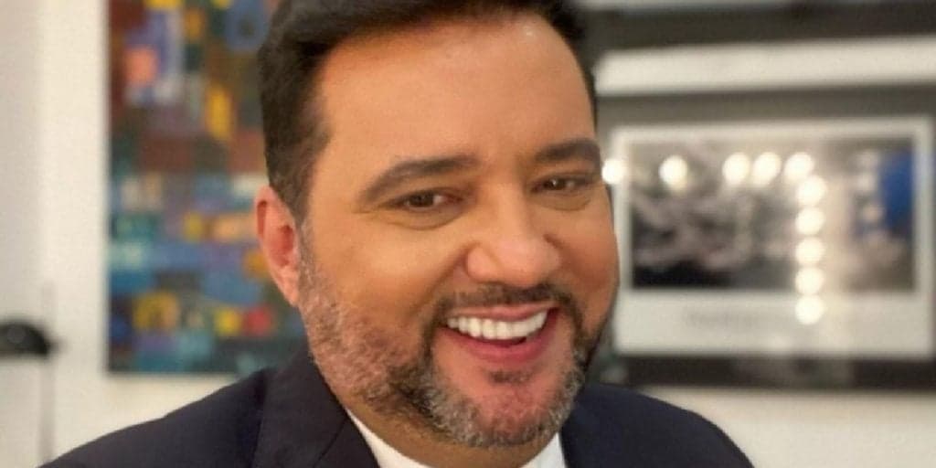 Geraldo Luís declara amor por jornalista da Record e surge na cama com rapaz: “Visita inesquecível”