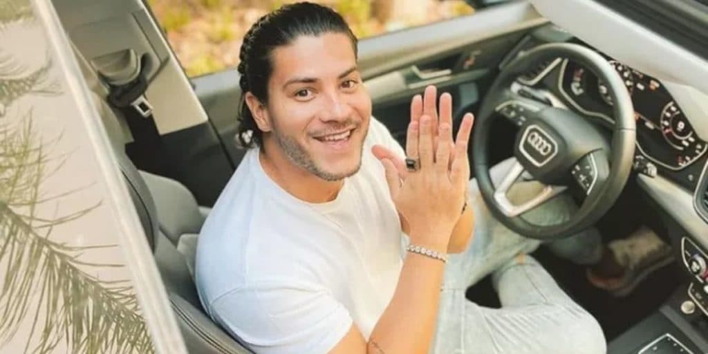 Favorito a ganhar o prêmio do Big Brother Brasil, Arthur Aguiar coleciona carros de luxo e presenteia babá com veículo de quase R$ 100 mil