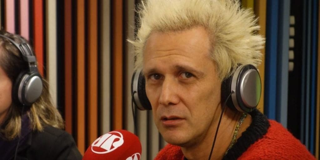 Supla distribui beijo em advogado conservador e surpreende em programa: 'Cheiroso'