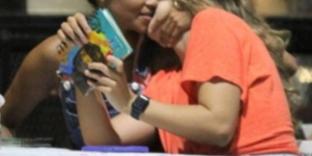 Atriz símbolo sexual da Globo, é flagrada aos amassos com outra em restaurante e é arrancada do armário