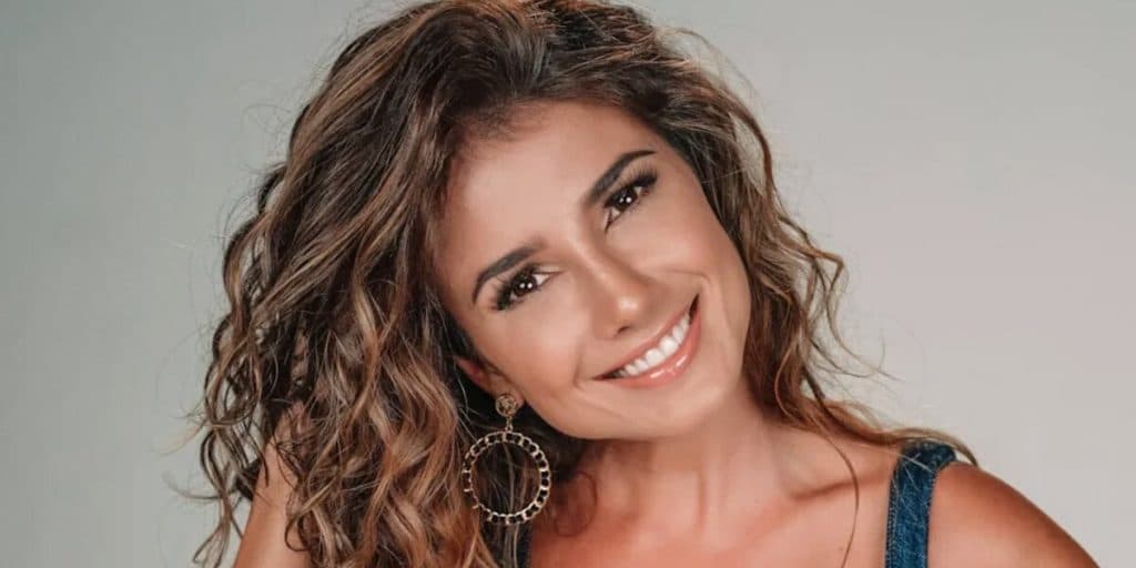 “Quem eu amo”, se declara Paula Fernandes, após separação e assumir amor por mulher