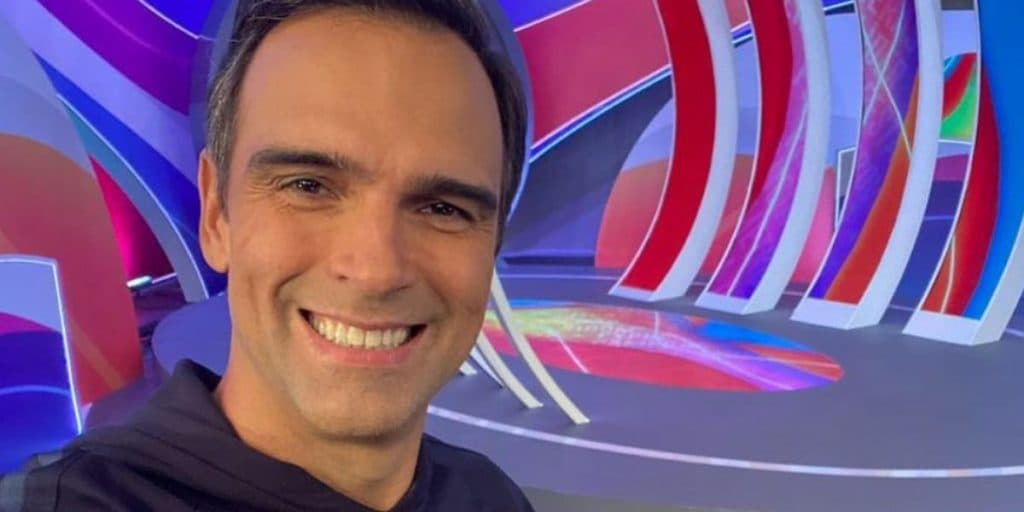 Apresentador do BBB22, Tadeu Schmidt revela que está tendo que dormir em puxadinho improvisado na Globo