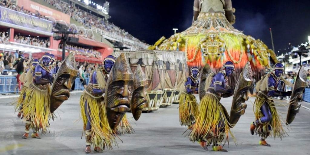 Ex-BBB é imprensada em grade após final de desfile de escola de samba e o pior acontece: "Sem ar"
