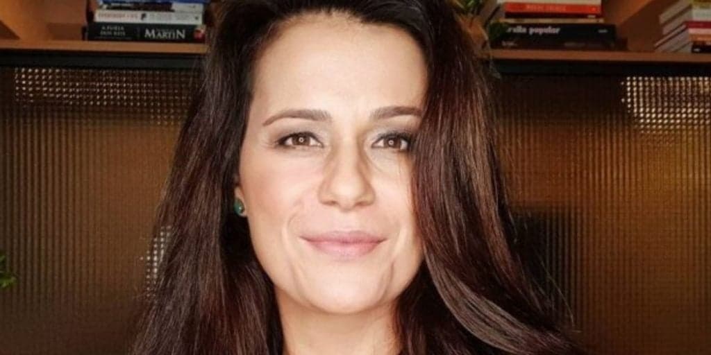 Discreta, Adriana Araújo surge nos braços de jornalista, assume relação e declara amor: "No meu coração"
