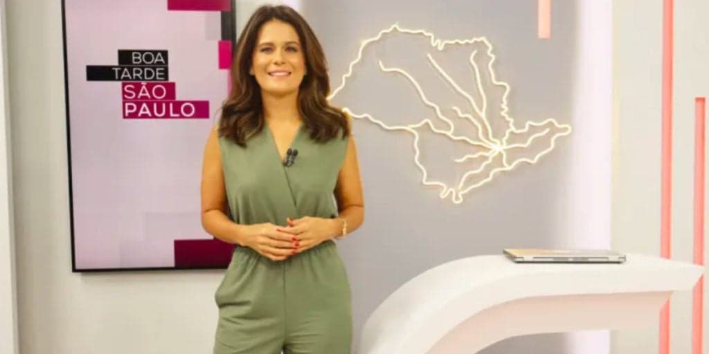 Recatada, Adriana Araújo, da Band, mostra com quem vive relação e se declara: "Segredos de uma cabine"