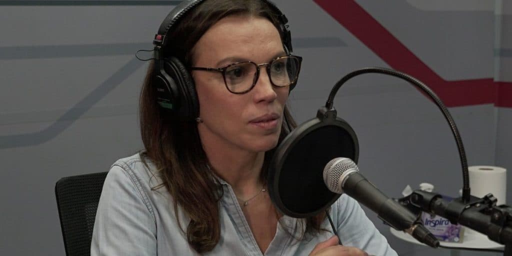 Ana Paula Araújo tem flagra dando tapa na cara de moça e recebe ameaça: "Vou processar por agressão"