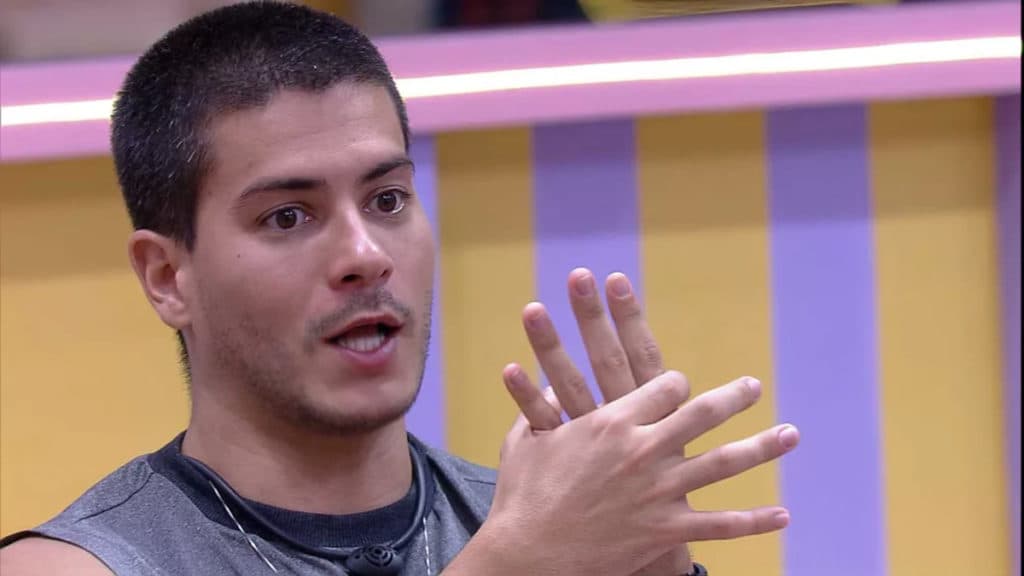 BBB22: Arthur Aguiar acredita na própria mentira, espalha pela casa e confinados caem na conversa dele